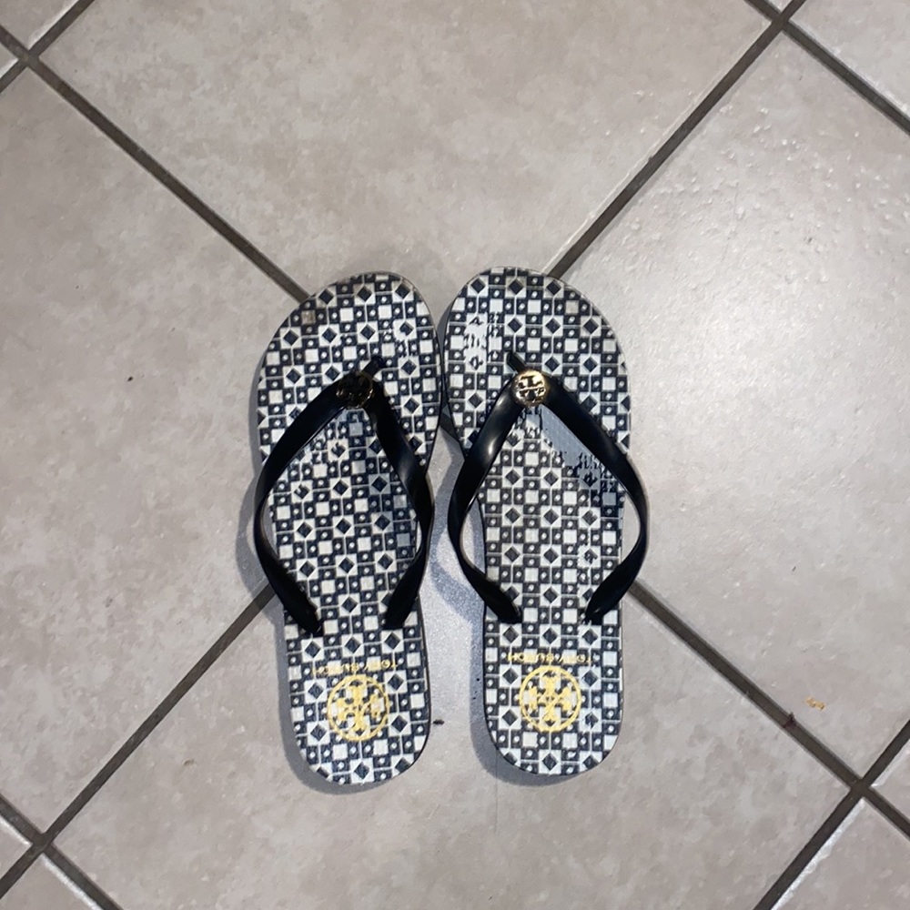 Tory Burch flip flops 😎